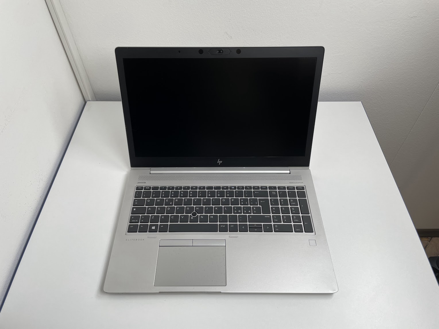 Intel® Core™ i5-8350U / 1.7 GHz / Quad-Core / Turbo Boost 3.6 GHz, 16 GB DDR4 SODIMM, 256 GB NVMe SSD, 39,6 cm (15,6″), Matiran (AntiGlare, matt), FHD / 1920 x 1080, Intel® UHD Graphics 620, HDMI, USB-C, Thunderbolt, 2x USB, Backlit keyboard, bluetooth, No OS Installed - Win10H COA